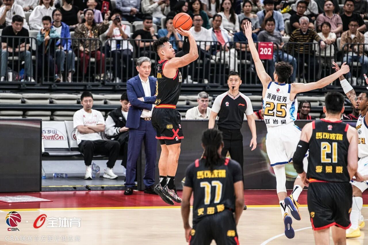 昨晚赢下与MVP竞争对手的关键一战，贺希宁今年有希望迎来属于自己的最重要的个人荣