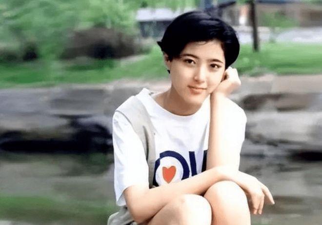 曾黎是中戏200年一遇的美人，
这个名头是不是有点吹过头了，
曾黎年轻时候的颜值