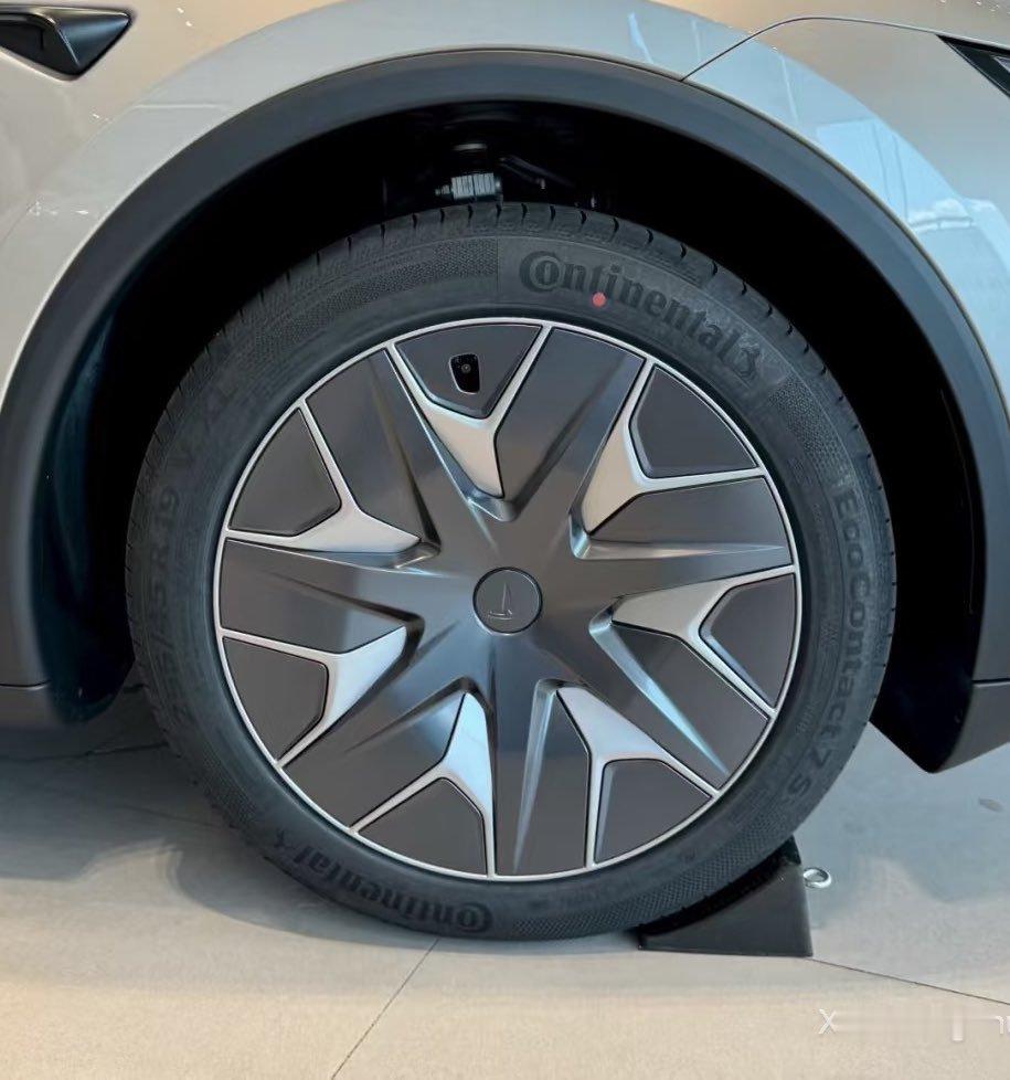 Model  Y L 拆掉轮毂盖的样子特斯拉modelyl ​​​