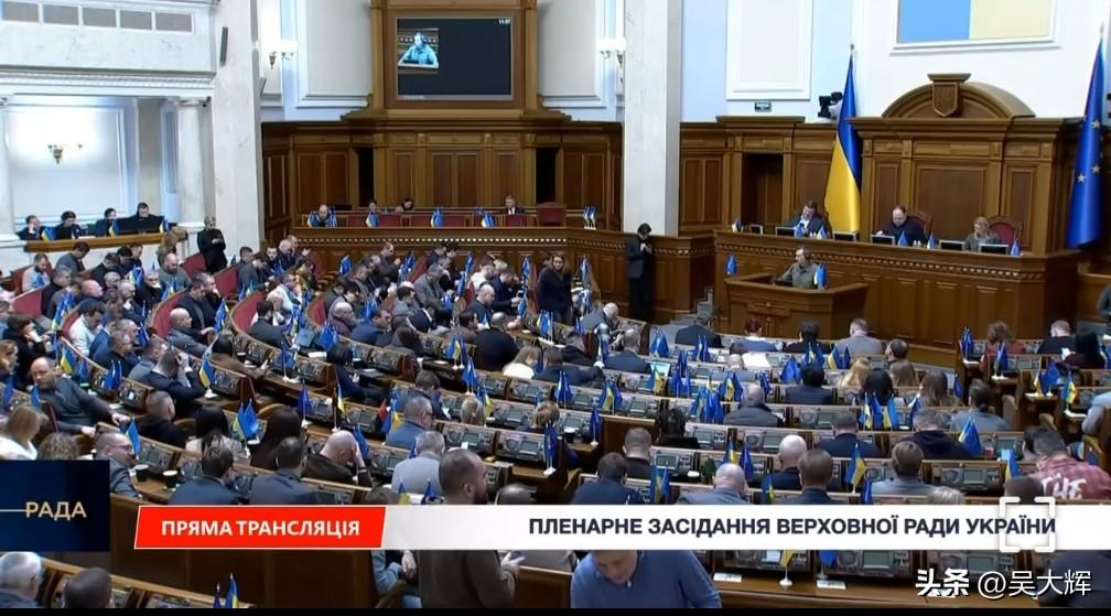 乌克兰议员拉祖姆科夫推动保住了25岁以上大学生的征兵缓征资格。
 
1月15日，