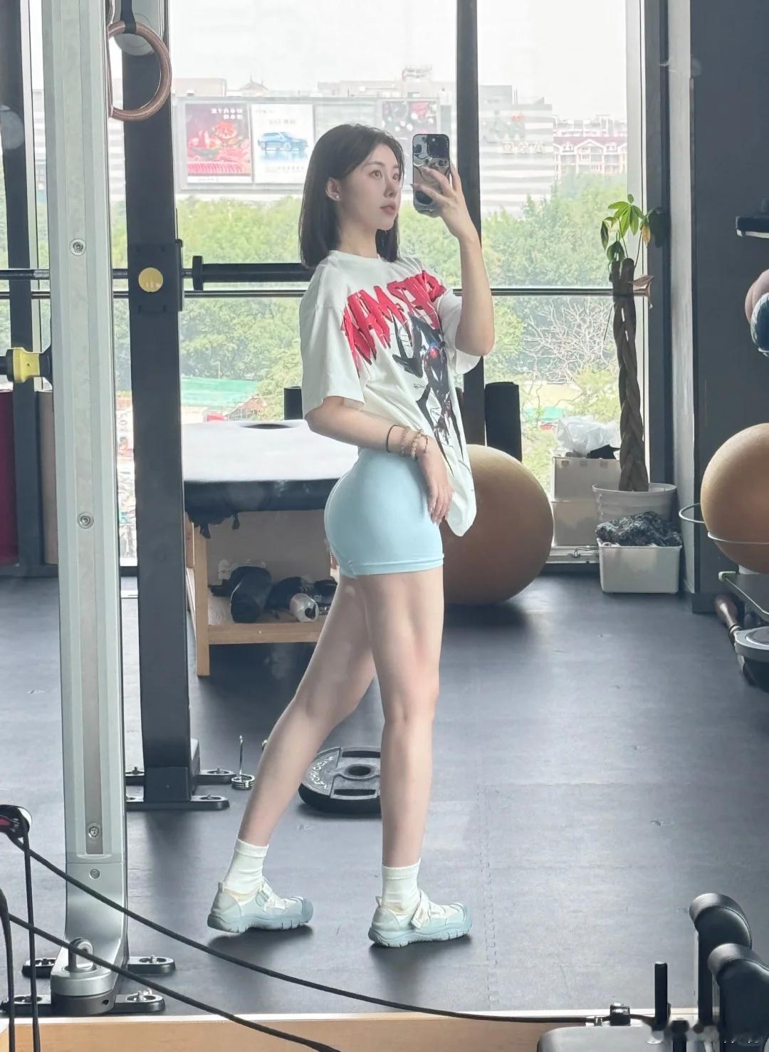 健身新手爱记录，日常穿搭偏爱运动风。健身女孩的日常见人不如健身装备，健身服、健身