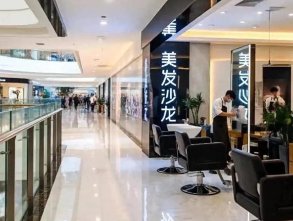 “明明是刚需，理发店为啥会接连倒闭，成了倒闭重灾区，我感觉也坚持不下去了……”女