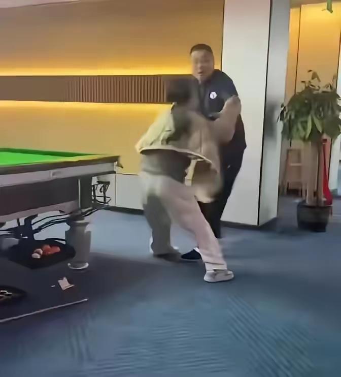 19岁女孩讨3000元工资被老板摔地，嚣张挑衅终遭严惩！
 
广西防城港，19岁