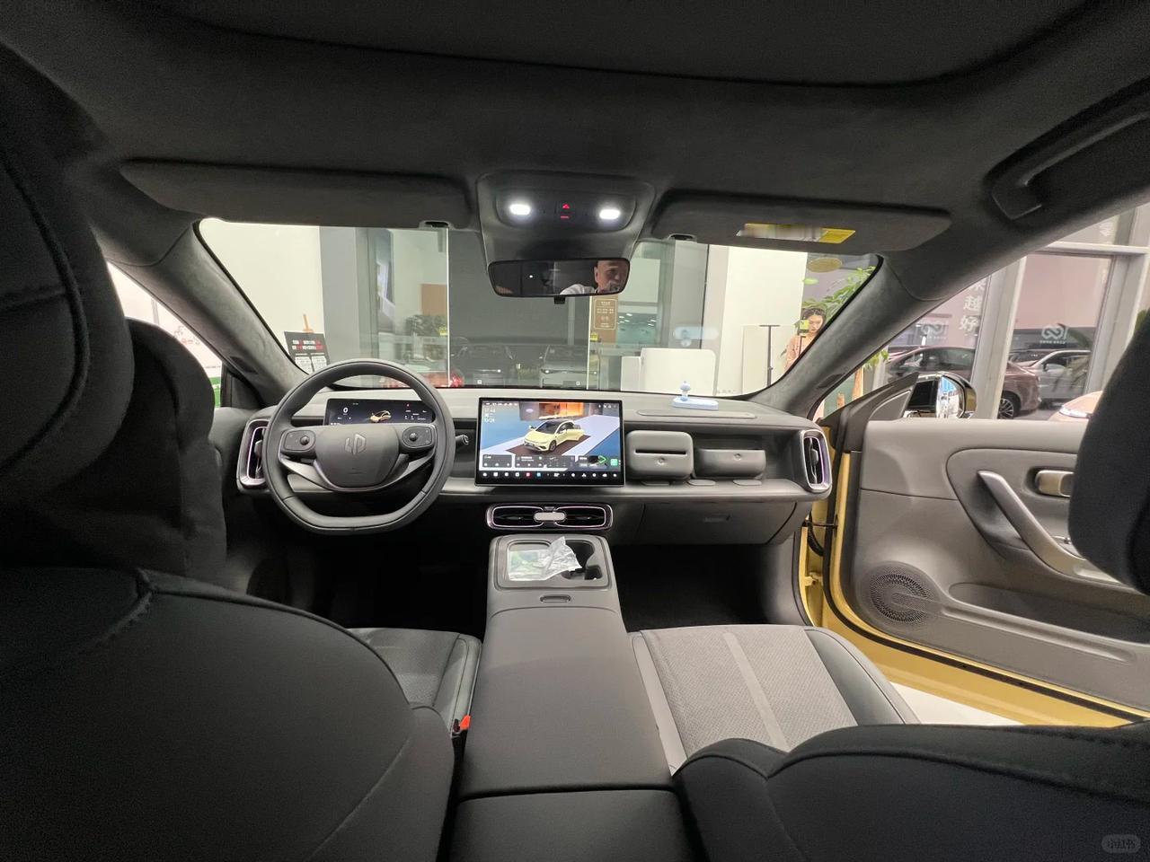 Lafa5已看，确实好看！
今天顺路逛到零跑门店，看了新到的Lafa5展车，第一