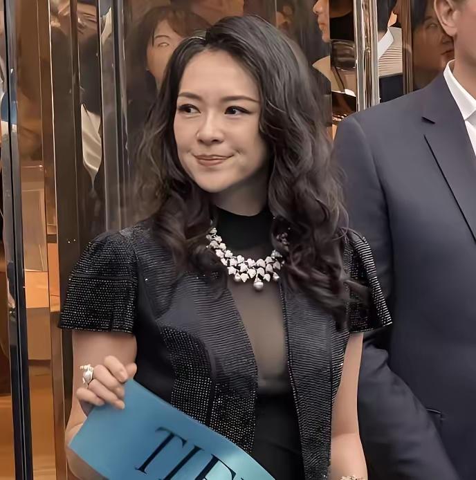 说实话，章子怡增肥20斤上热搜，我一点也不意外。
但真正让我觉得“服了”的，不是