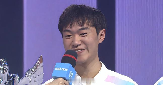 knight：感觉还没适应过来吧，打的有点晕。新年是新的开始，希望拿到更多冠军！