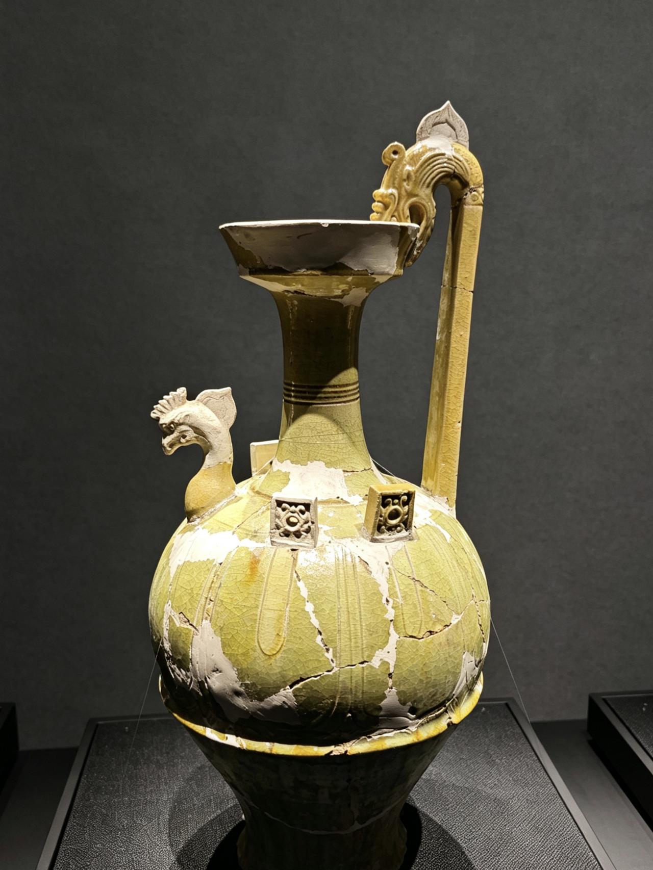 在太原北齐壁画博物馆展出的龙柄鸡首壶，出土于山西省太原北齐重臣徐显秀墓。

墓葬