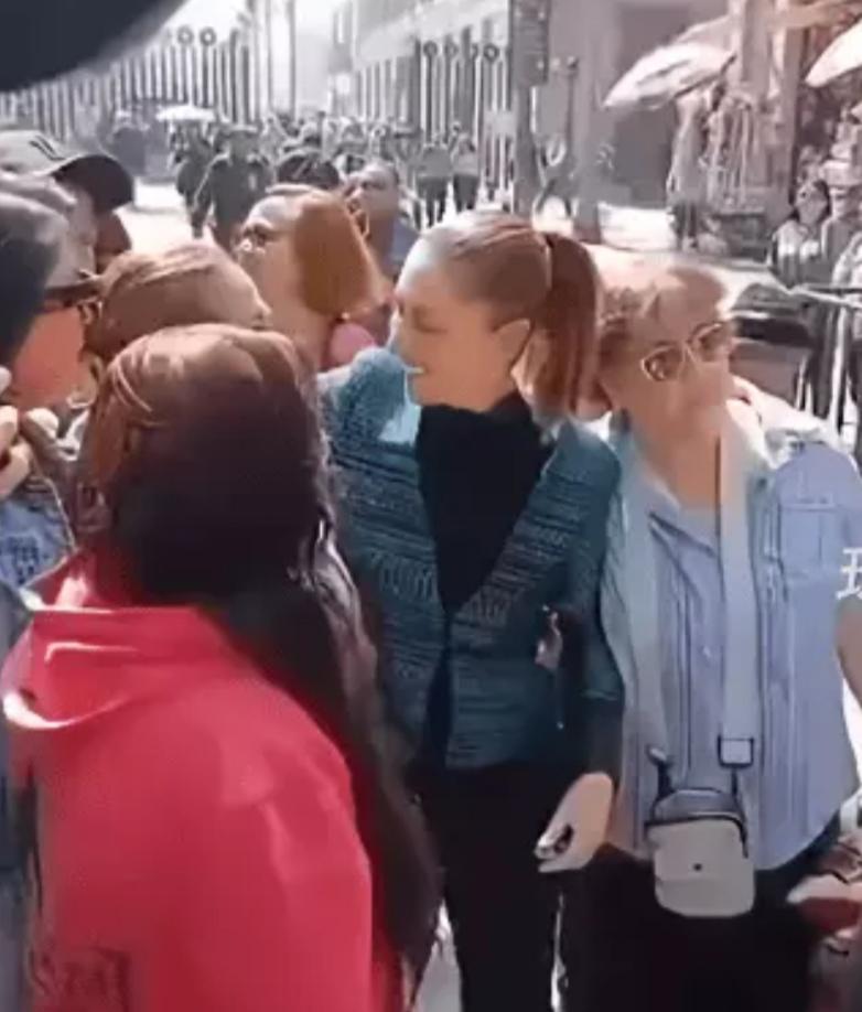 当街亲吻女总统也有人敢为

墨西哥女总统在保镖保护下，敢在大街上行走，还能缓缓向