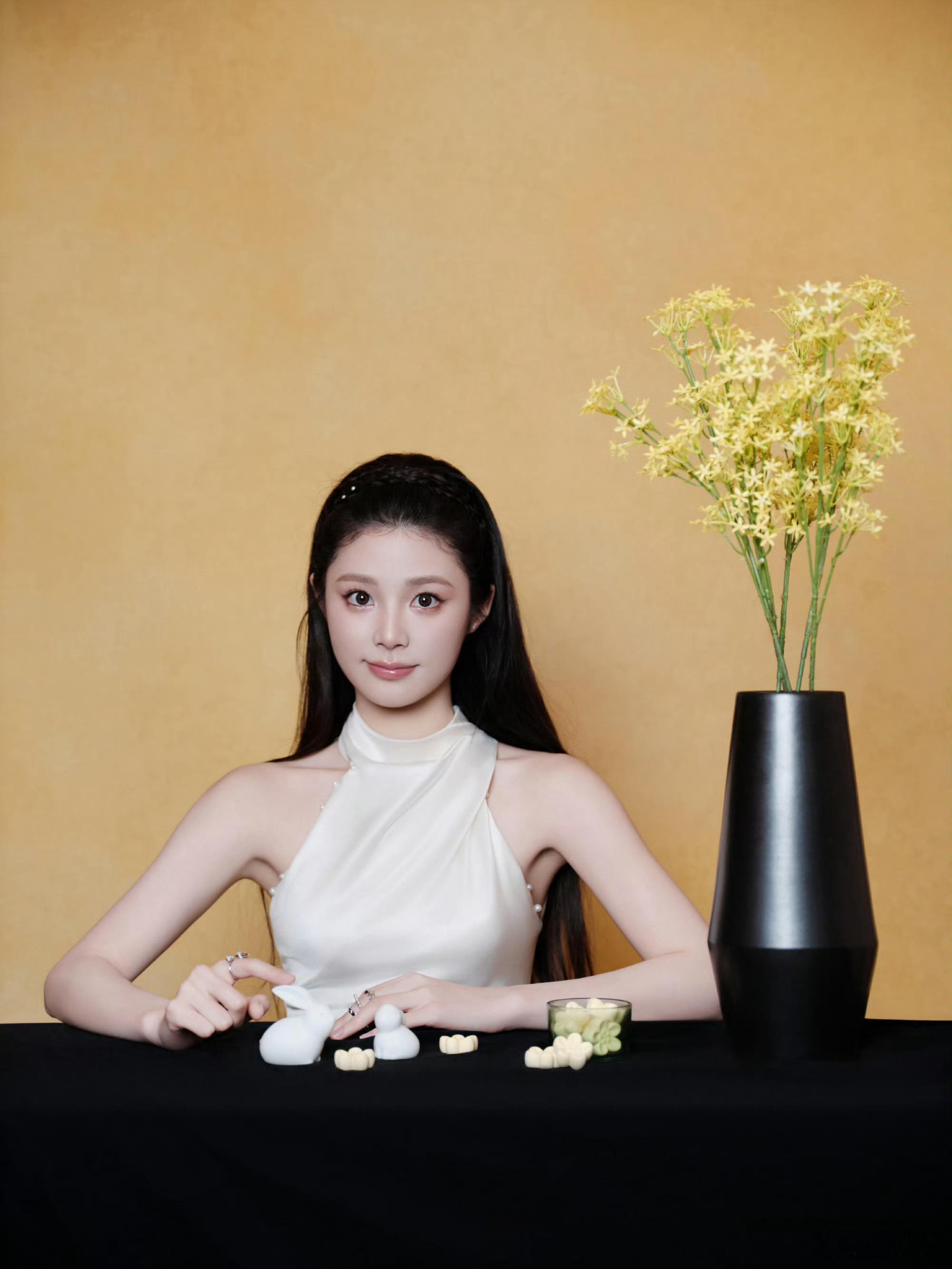 姚晓棠中秋晚会美成啥了 姚晓棠的中秋晚会造型真是美翻了！白色长裙轻盈飘动，宛如月