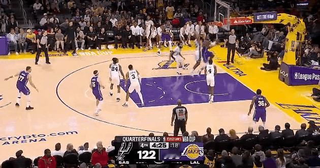 八记三分！今天斯玛特真是燃尽了！
在今天NBA季中锦标赛湖人对阵马刺的第四节比赛