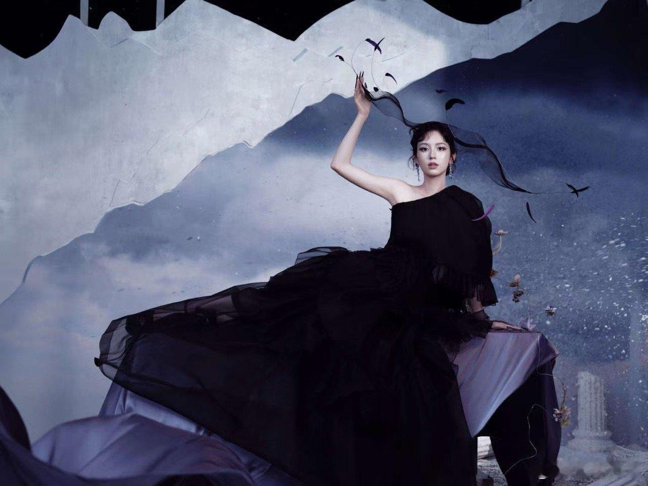 周也魔法女巫 周也扮魔法女巫真的很可，适配度强，氛围感拉满，那种气质看着就很舒服