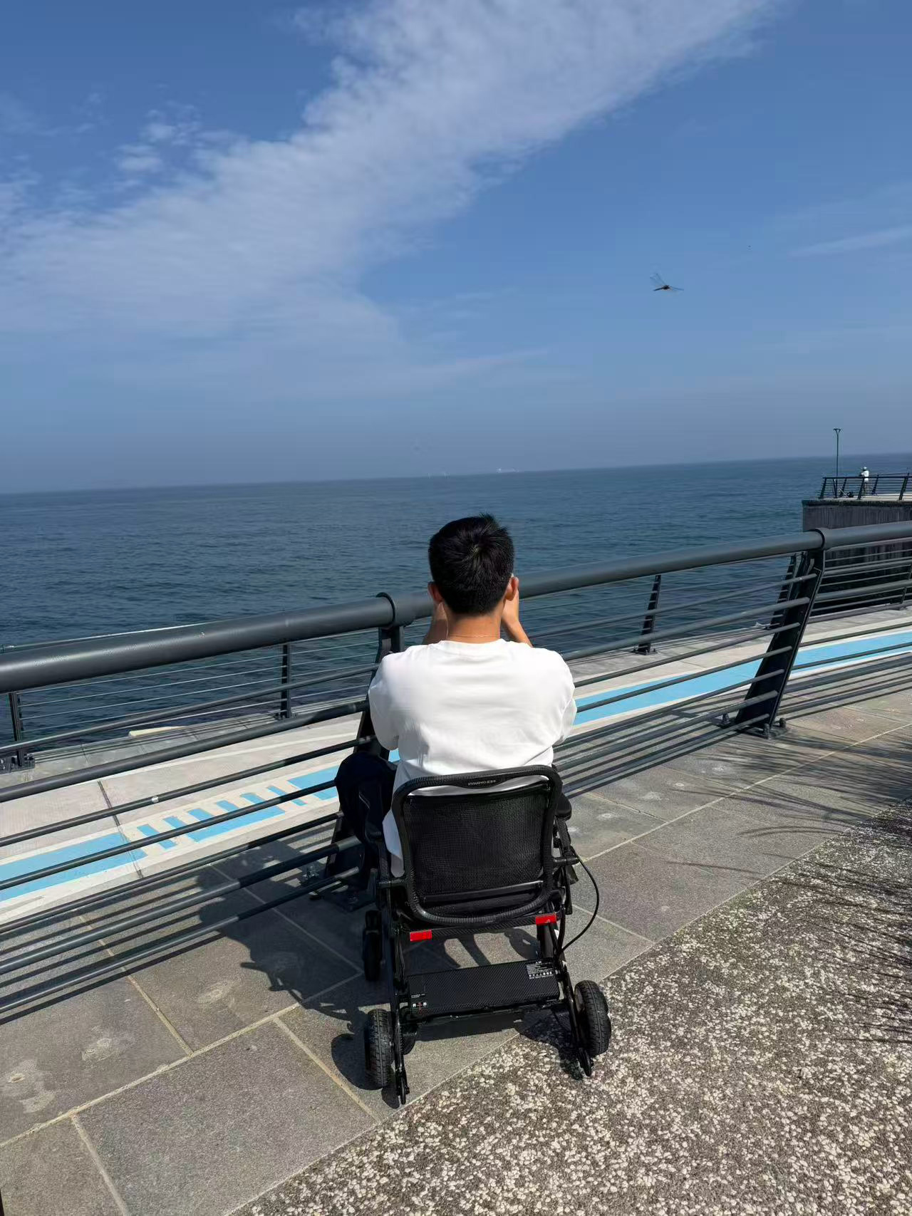 发现了一种很新的老人这就是我们老了以后的生活吧，坐着电动轮椅，用着智能手机，开着