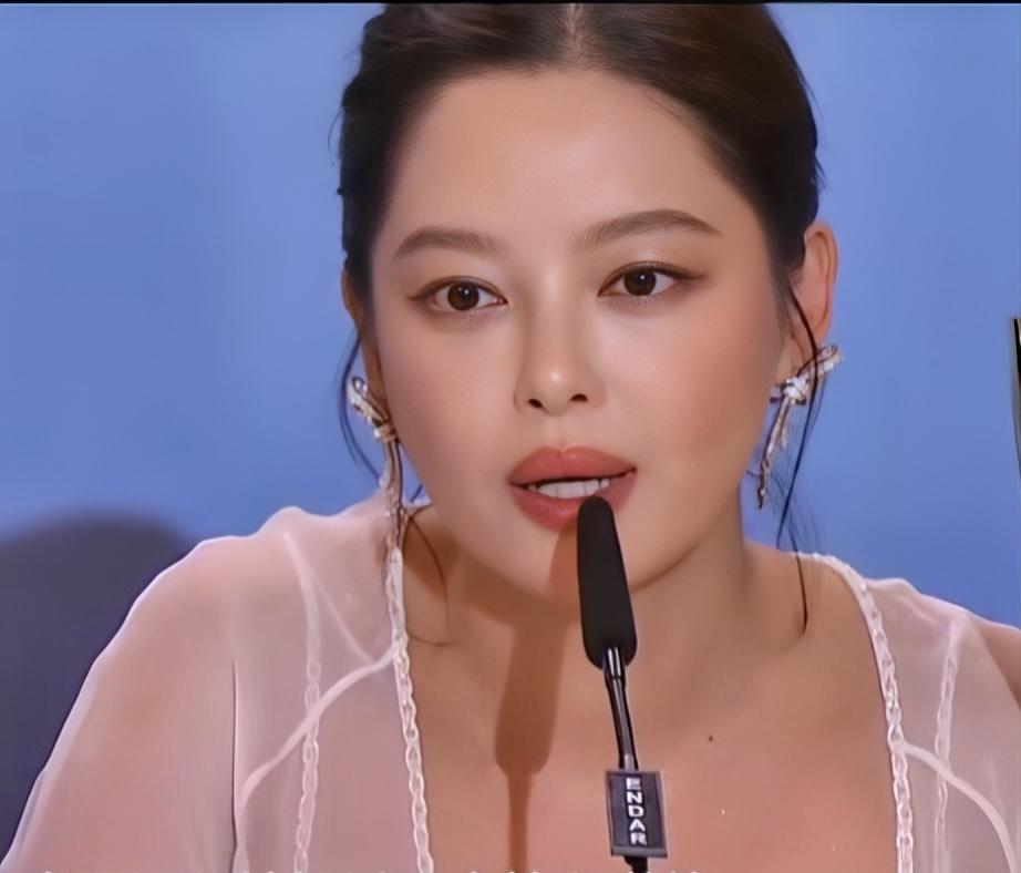 由辛芷蕾主演的《日挂中天》主题曲MV上线，单依纯歌声诉尽爱恨

近日，电影《日挂