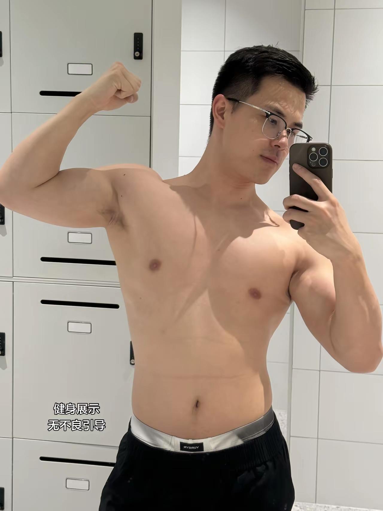 晒出你的本地生活今天路过操场的时候，差点以为自己走进了健身广告现场。好几个帅哥在