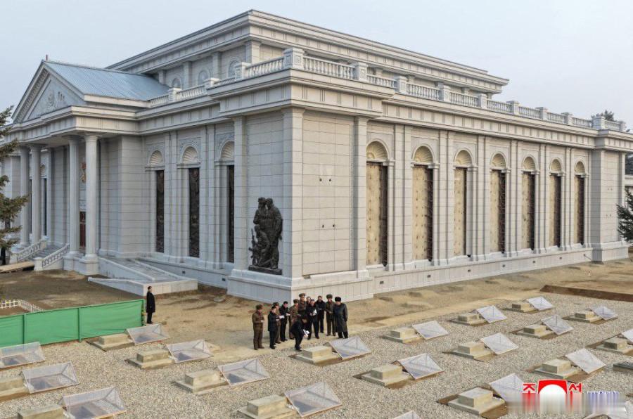 俄乌冲突 金同志近日视察了纪念朝鲜军队参与解放库尔斯克州的博物馆的建设进展。自上