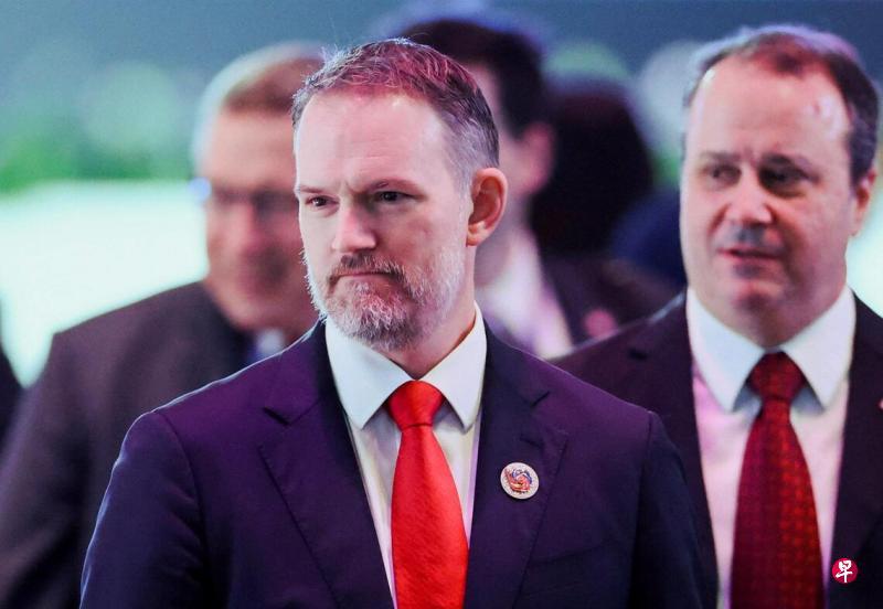 跟美国打交道，你得习惯他们的“变脸”绝活。

这边刚跟你握手，说可以好好谈了。那