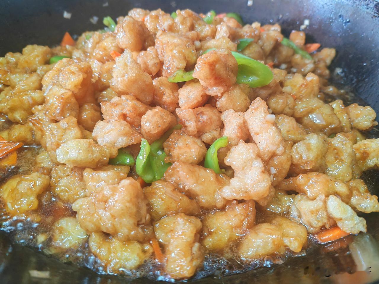 解锁东北熘肉段的做法，外焦里嫩，咸鲜适口，喜欢的朋友可以试试。 
猪里脊切成小段