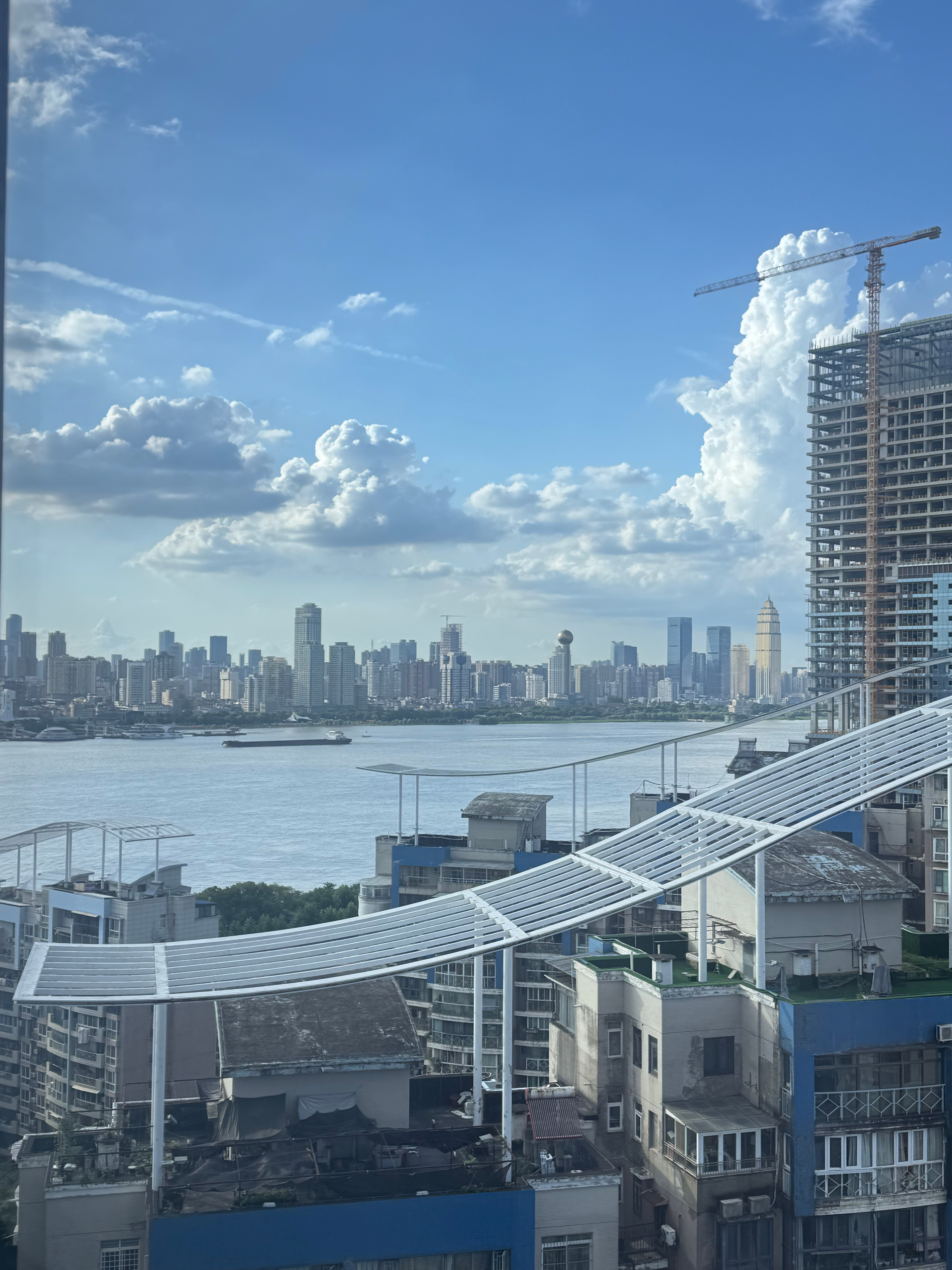 每天对着电脑八个小时又烦闷又焦躁下班一扭头发现原来我背后是这么漂亮的江景刚下过雨