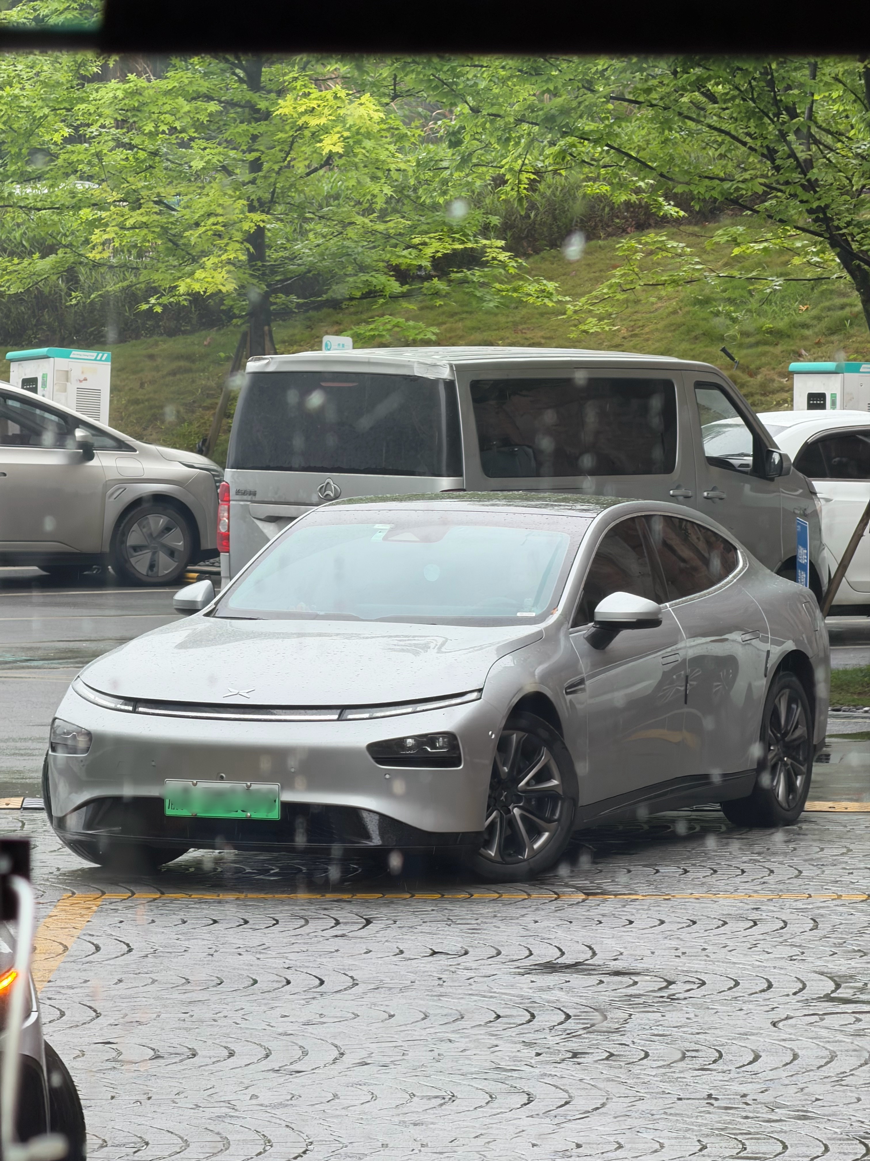 小鹏的设计巅峰就是第一代P7了，现在看这个颜值还能打十个，后面的车都没这个惊艳了