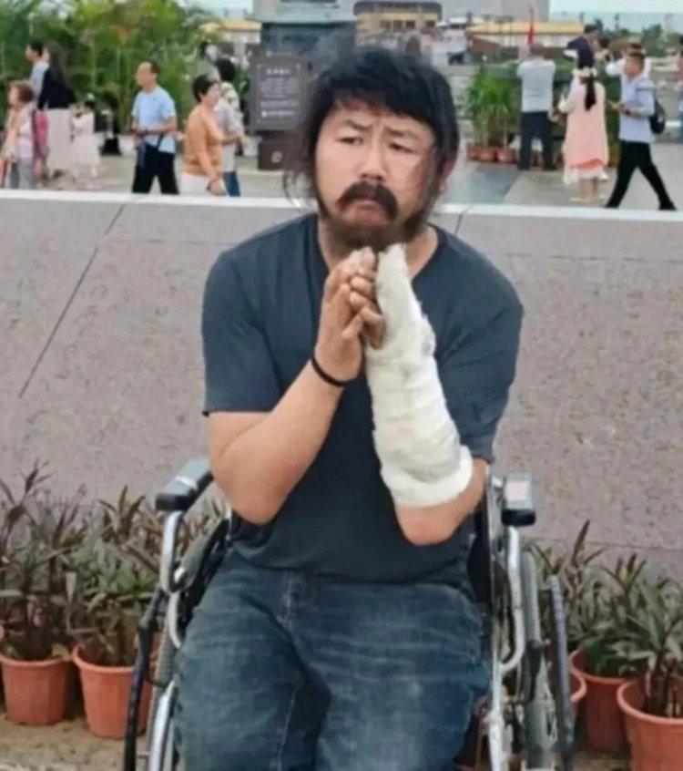 【跪着的胡雷比精致的贪官更丰盛富足】我们的大脑被商业社会塞入了许多不需要的欲望。