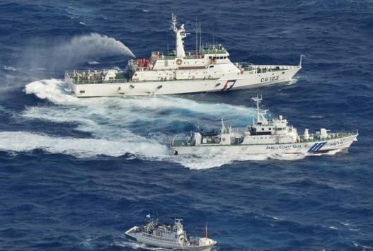 有人说要想让日本人服气，有一个最简单的破局狠招：把海警船撤了，换军舰上！咱们就在