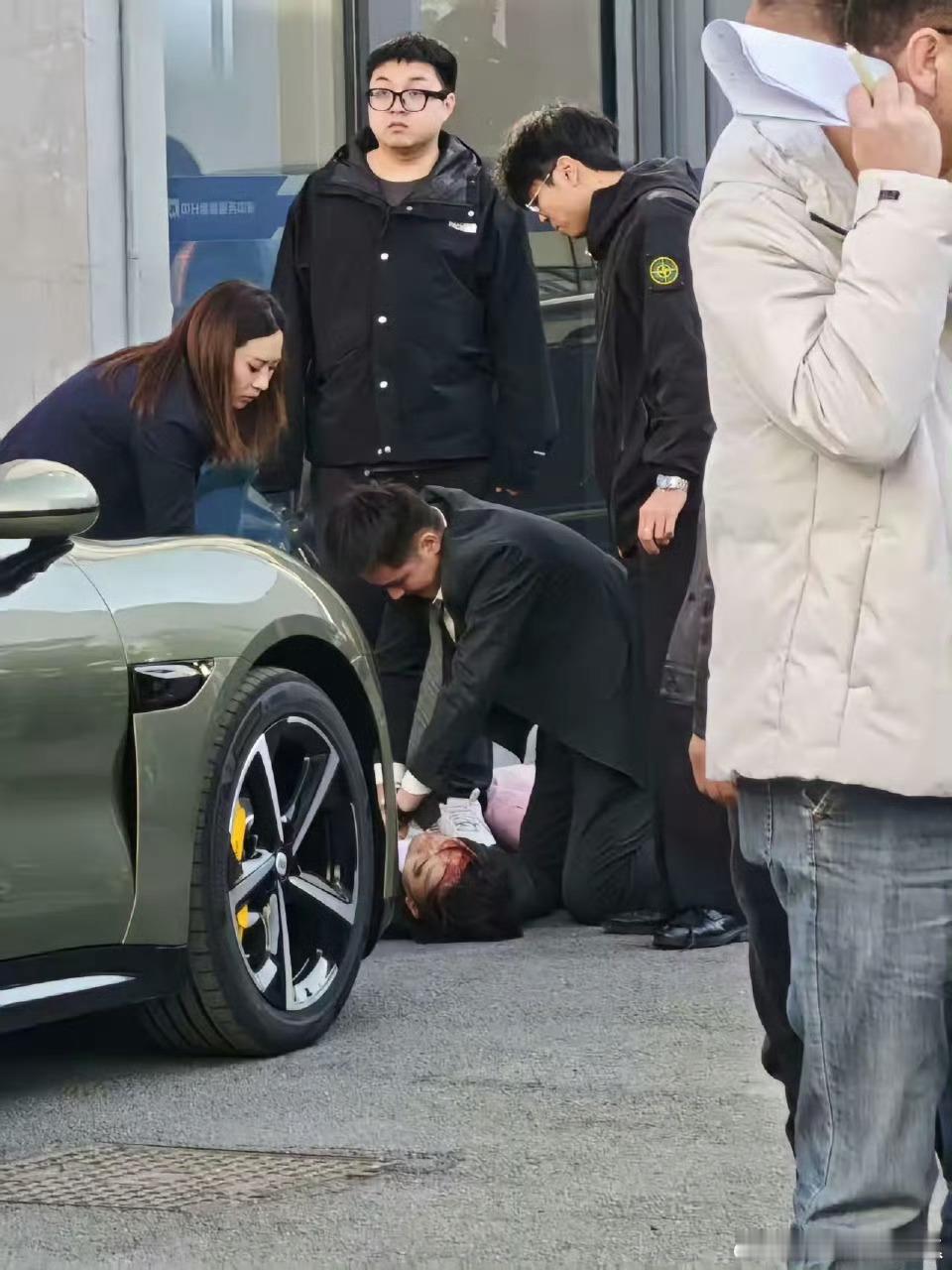 汽车民生 提车的把销售撞了，伤势不轻 ｜突发网传某汽车品牌交付中心，于昨天下午发