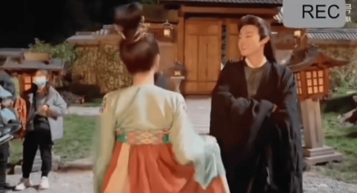 还有锁喉把女演员放倒还有拿丝绸绑在女演员的脖子上打结👊🏻还有故意推倒、绊倒b