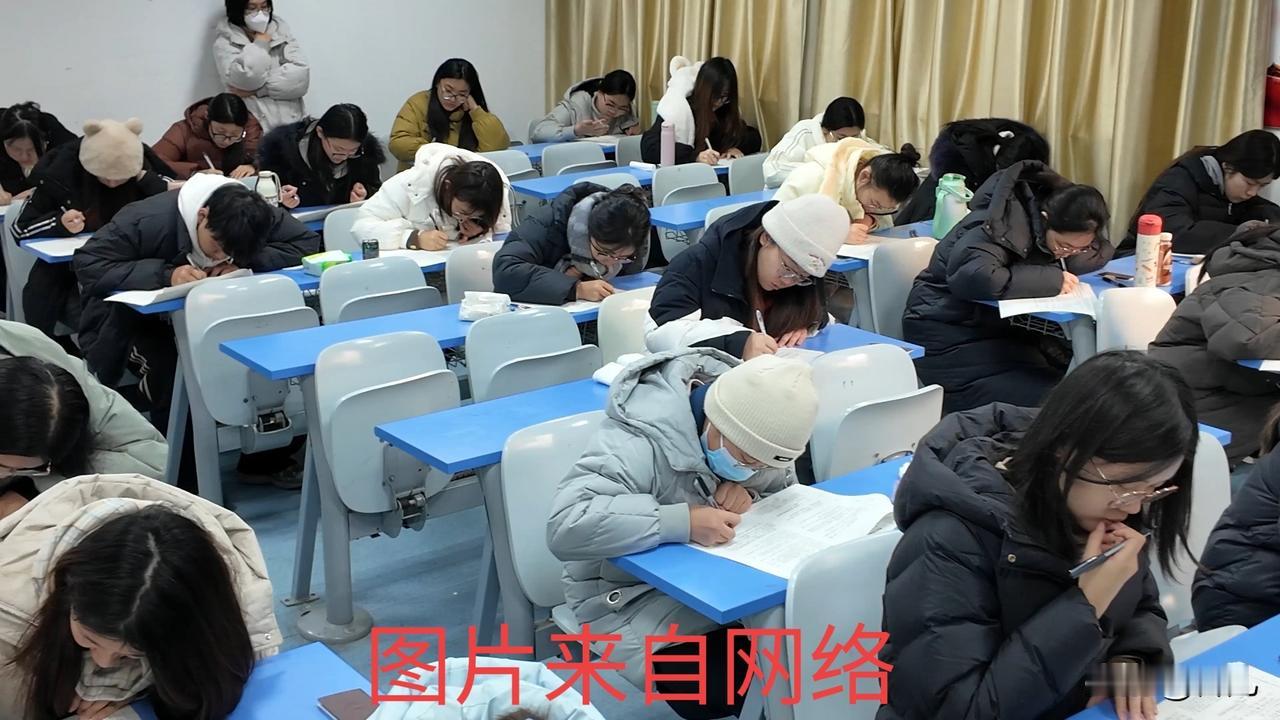 期末考试逐渐淡化。
    往年这时候师生都在紧锣密鼓备战期末考试，今年开会，班