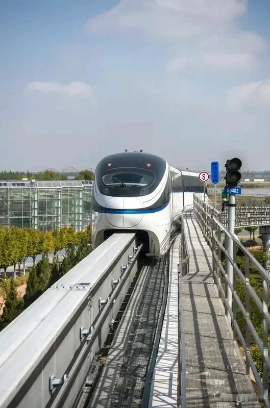 2秒加速至700km/h 中国再破纪录 中国再破纪录！
2秒加速至700km/h