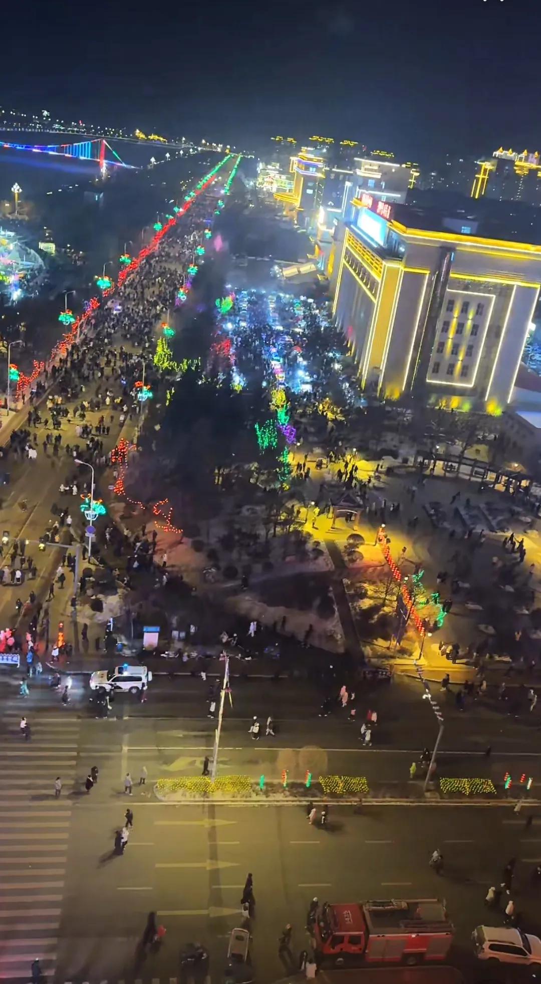 旅行随手拍老奶奶坐在竹椅上摇着蒲扇，身后的竹篮里装着刚摘的栀子花，空气里都是清甜