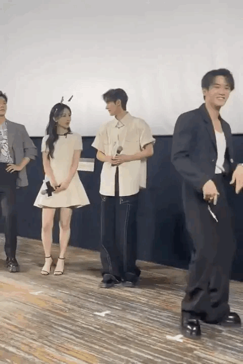 檀健次这是在干嘛呀？也是个社牛没错了 ​​​