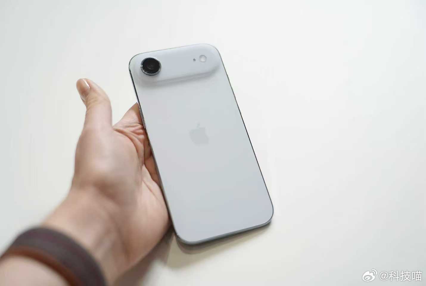 这样玩手机严重可能失明首先，玩手机时间不要太久，其次就是晚上不要关灯玩手机，侧躺