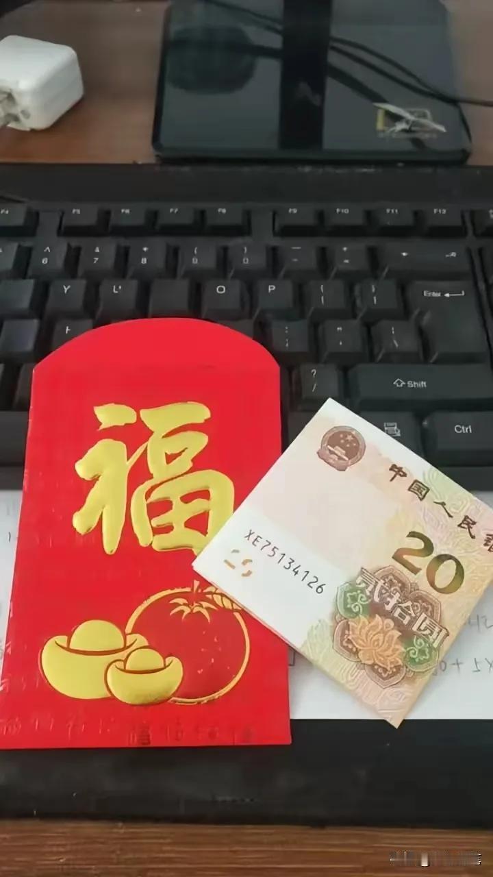 正月初八正式开工，一到公司就领到了开工红包，心情瞬间亮堂起来！
 
我们公司股东