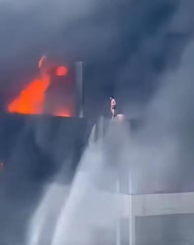 福建火灾超20人丧生，低层楼不能直接跳下来吗？哪怕是受伤那也算保住性命了，当时意