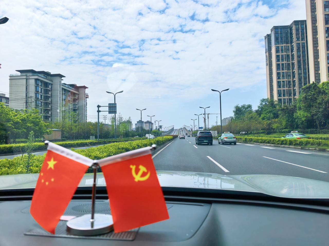 向2026年红色自驾之旅第五站出发[呲牙]
出门三件事，吃、住、行
吃好不是问题