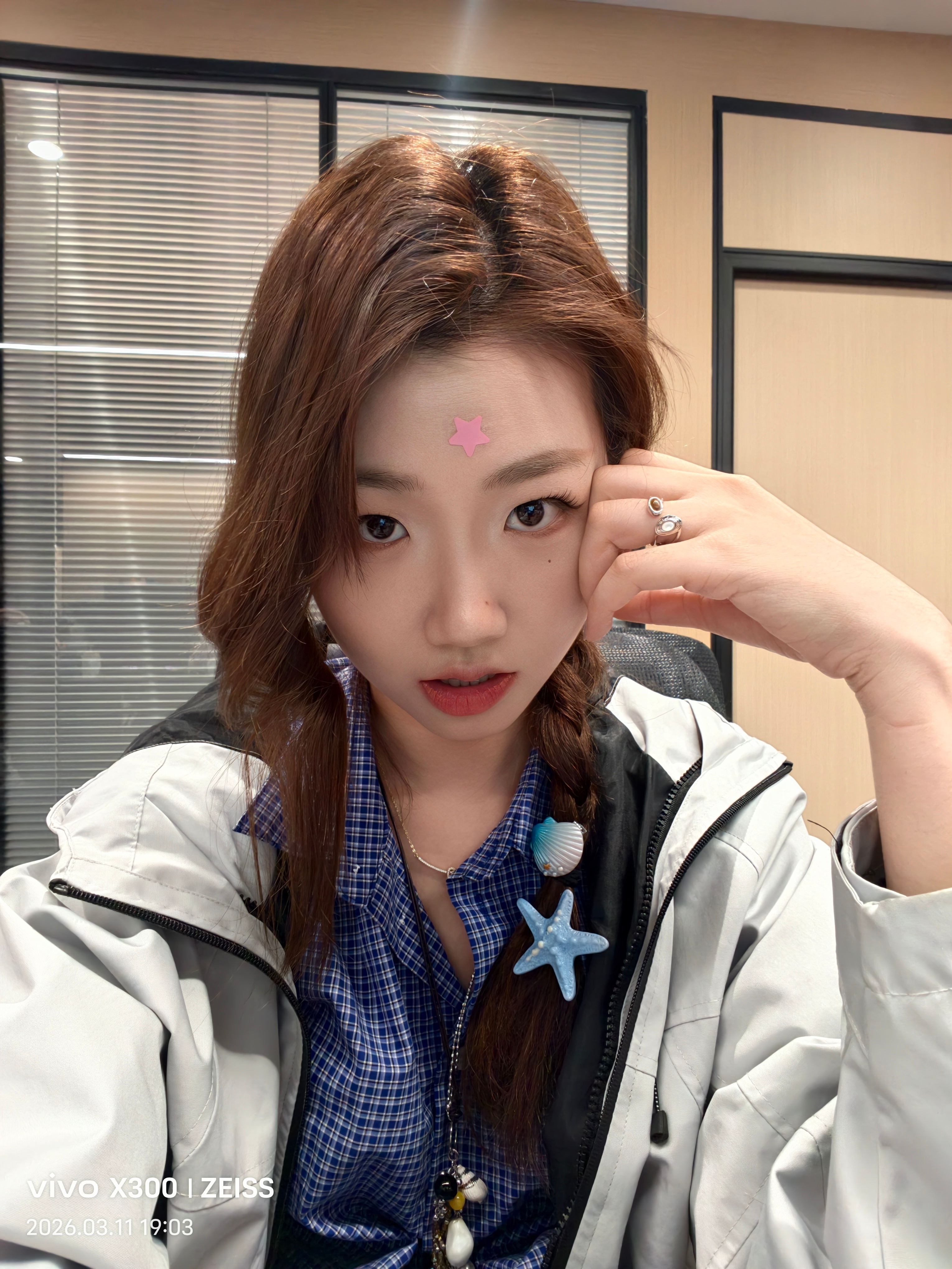 自拍记录一下今天的加班每次刚加完班，另一天就睡过头了只能调休，所以，我其实上的晚