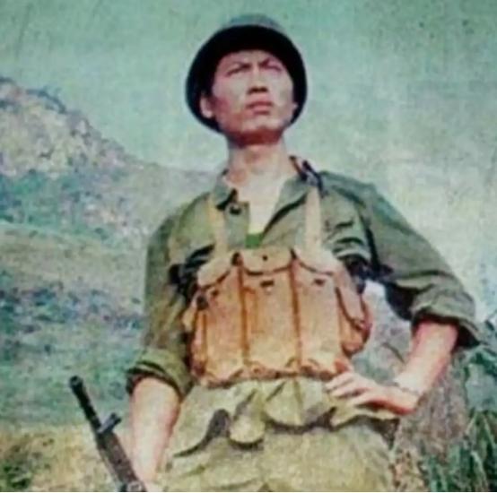 2004年的6月，在重庆一间破旧的出租屋里，41岁的于泽忠躺在木板床上，费力穿上