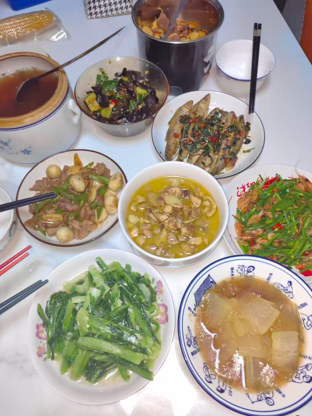 我也是当婆婆的，这几十年下来，家里的一日三餐基本都是我在操持。从买菜、洗菜、切菜