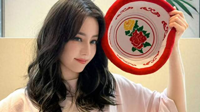 高情商回应！迪丽热巴用自拍明示单身太飒了