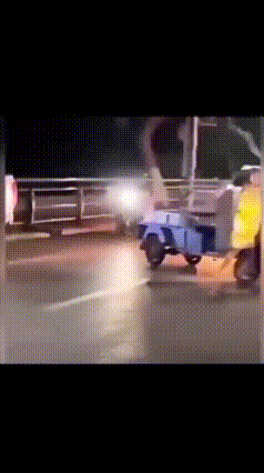外人是不会惯着你的！
女子马路上和男子产生摩擦，暴怒刚要扇男子就被一脚踹飞，女子