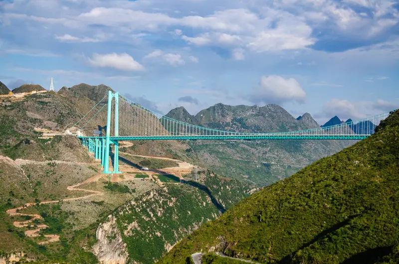 花江峡谷大桥成为贵州旅游新名片，那是很有戏的！这座全长2890米、主跨径1420