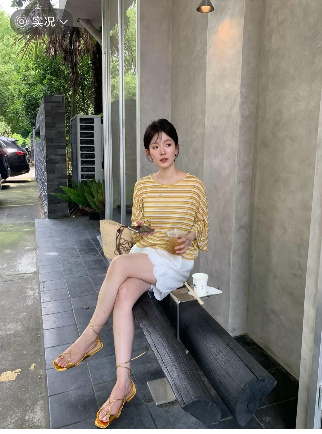这凉鞋是很漂亮，就怕是不跟脚吧。
