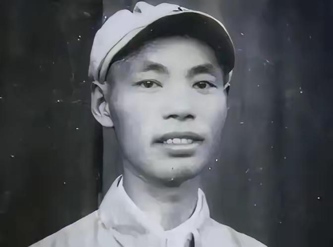 1947年，华野的一个政委回家寻找妻儿，发现家中荒草长的比人高，有村民告诉他：“
