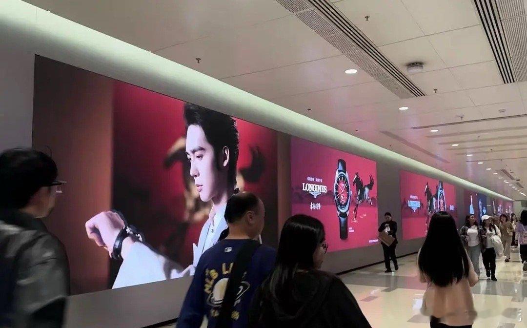 哇塞浪琴给于适铺了新年大地广，好长的一条屏内外网同时宣的全球最高t应该有的排面，