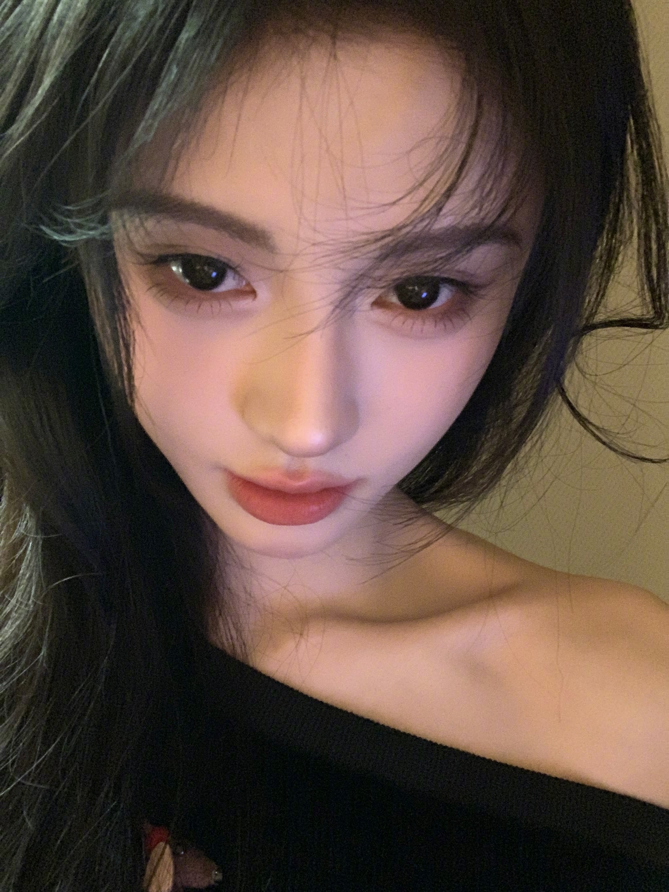 鞠婧祎露芜衣红袍造型鞠婧祎  在复制粘贴的时代，你是手写的诗