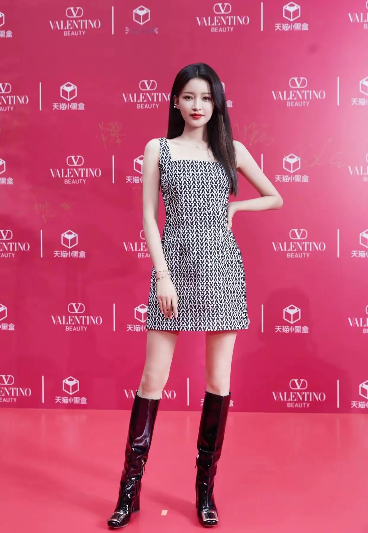 杨幂和刘诗诗结合起来会是什么样？就是她这样！她拥有杨幂那样好看的腿型，也拥有刘诗