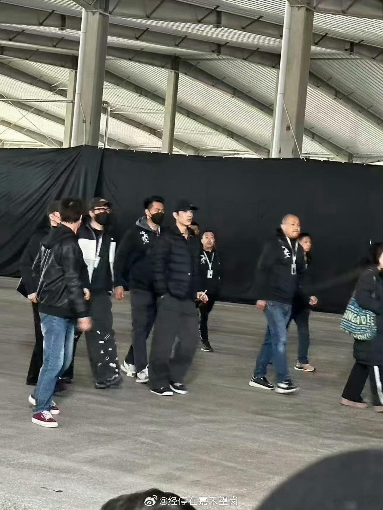 肖战抵达小城良方片场肖战抵达片场肖战抵达片场，好看，[挤眼][挤眼] ​​​