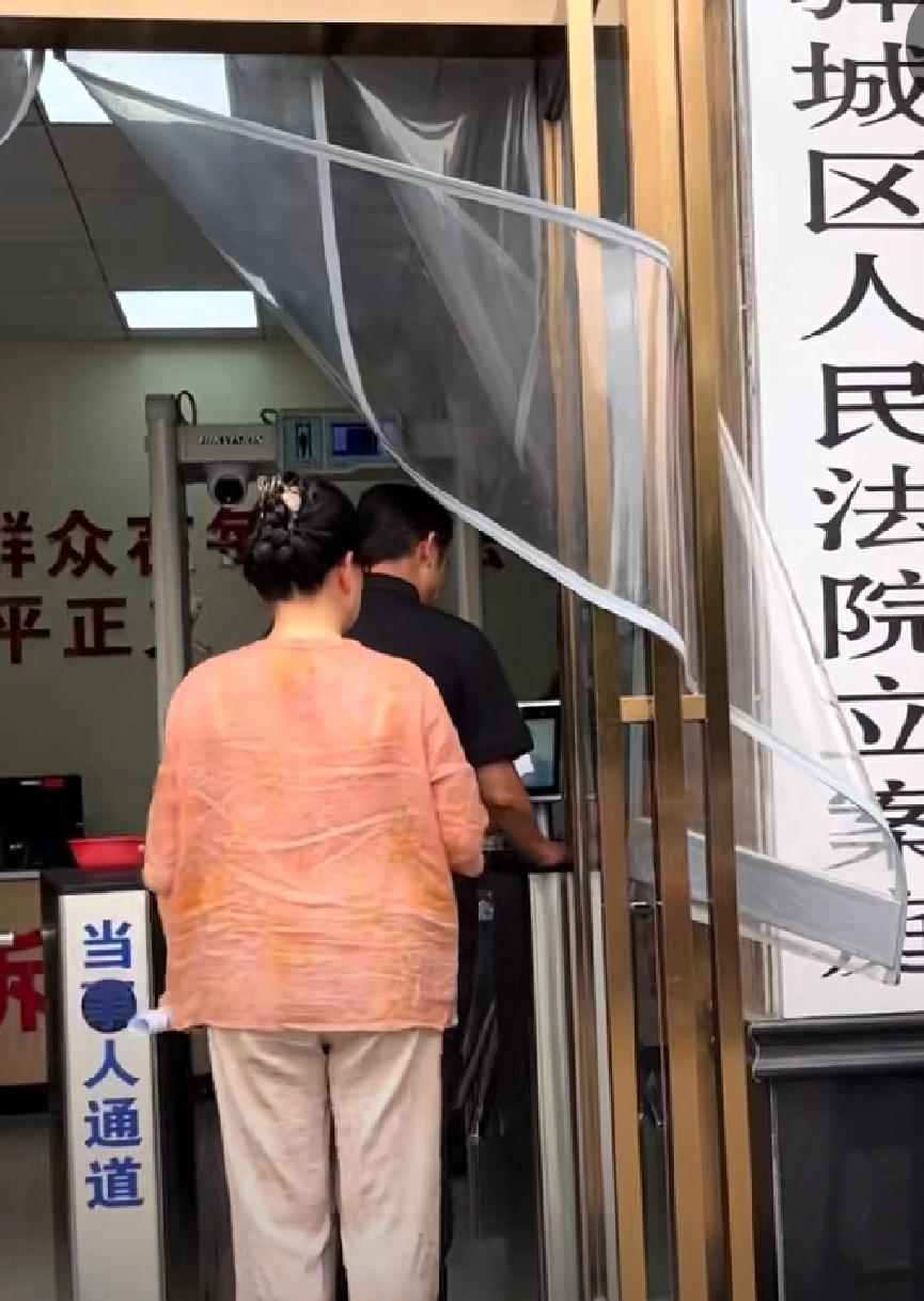 刷到许妈最新动态，心里堵得发慌。她究竟有什么错？不过是个倾尽所有的母亲，28年心