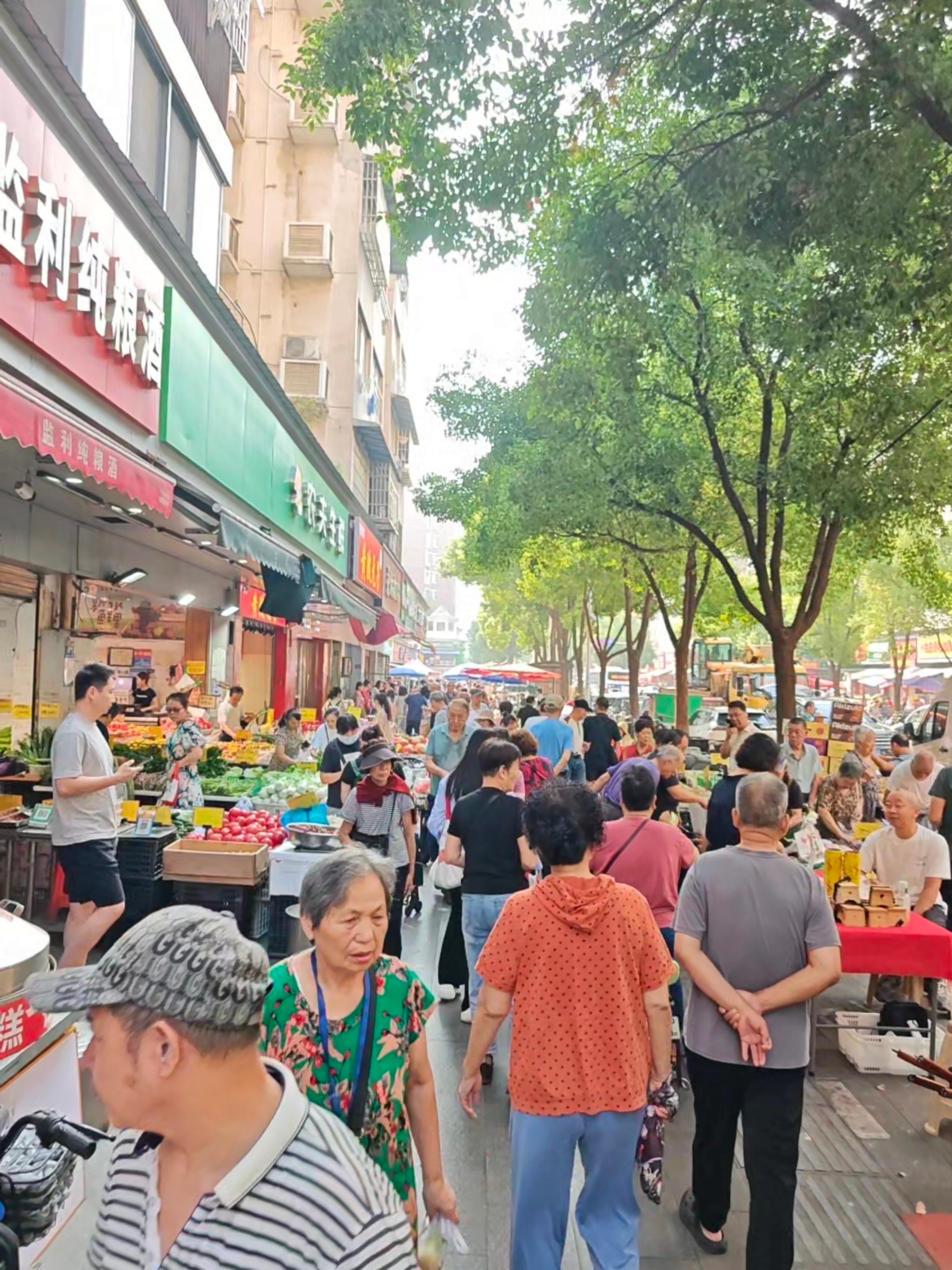 武汉的烟火气🔥来自无数个像这样的小巷子和端在手上的热干面和油条武汉一说life