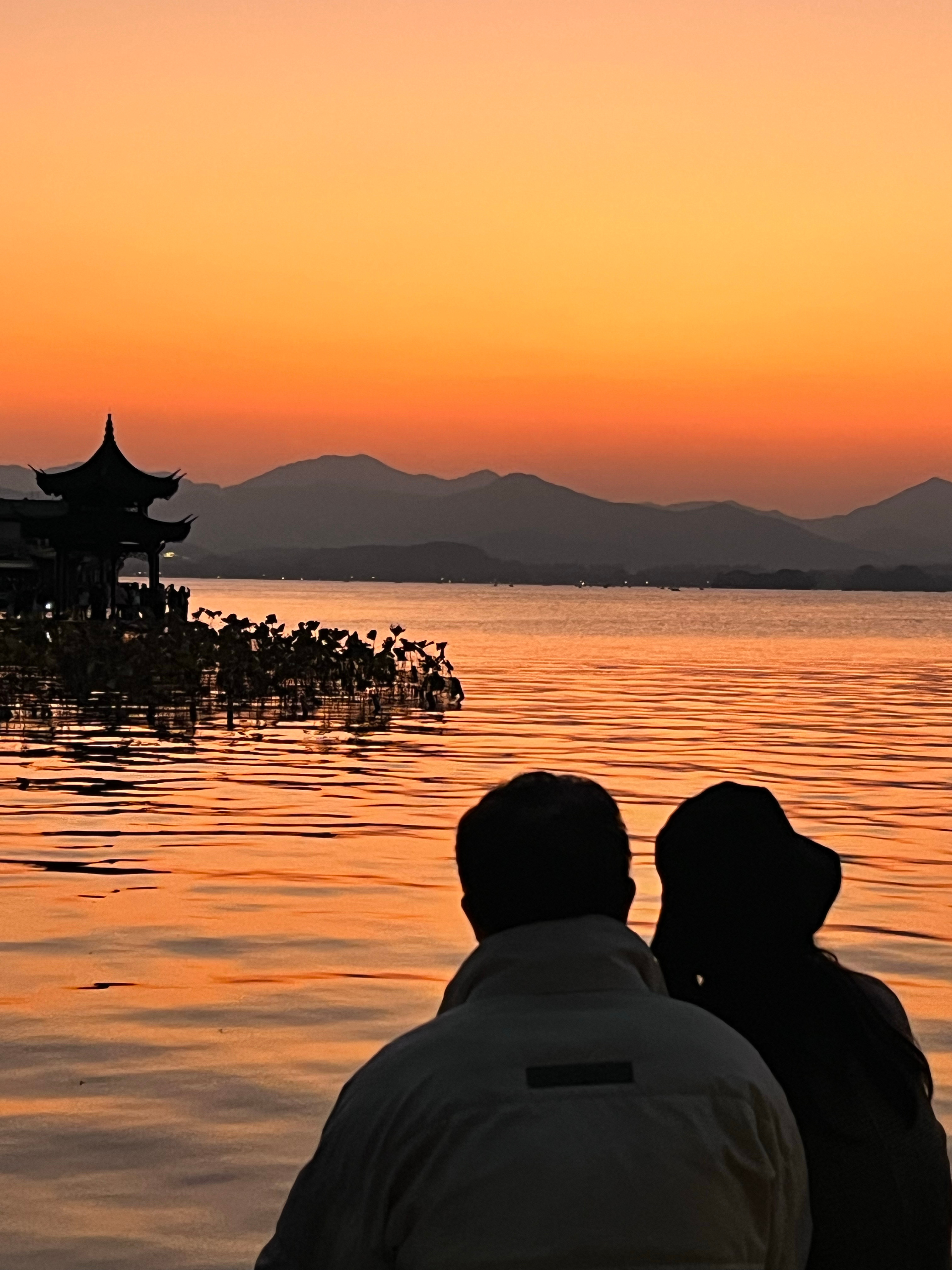 今天工作完陪爸爸妈妈逛西湖 帮别人拍到了好看的照片还和她们打了招呼把照片传给了她